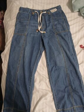 Women’s Light Blue Cropped Denim Jeans with Drawstring Waist